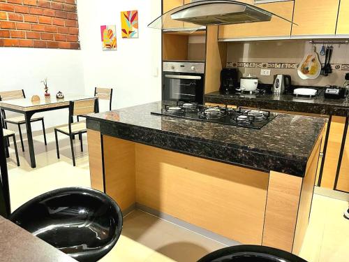 uma cozinha com um balcão e um fogão forno superior em La casita de Vale em Tarapoto