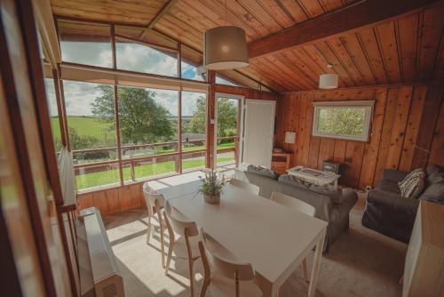 Χώρος καθιστικού στο Timber Hill Self Catering Cedar Lodges