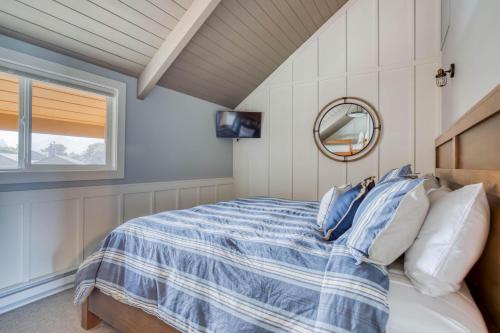 Cama o camas de una habitación en Breakers Beach House 10 - Meredith Lodging