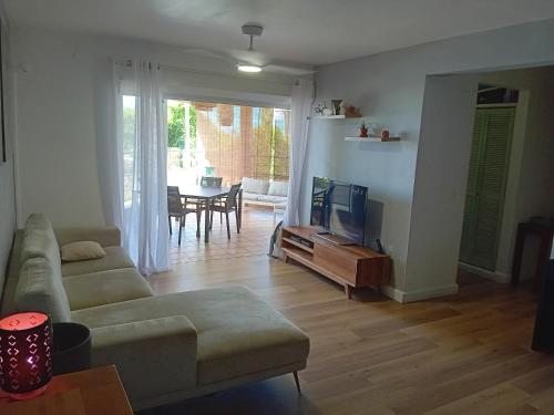 a living room with a couch and a tv at Magnifique appartement à Petit-Havre Le Gosier Guadeloupe in Le Gosier