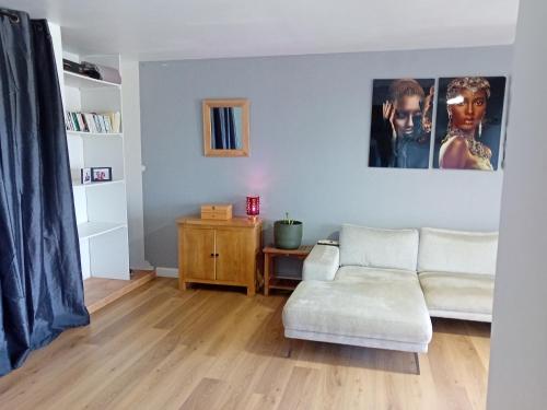 uma sala de estar com um sofá e uma mesa em Magnifique appartement à Petit-Havre Le Gosier Guadeloupe em Le Gosier