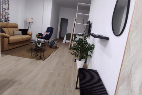 ein Wohnzimmer mit einem Sofa und einem Stuhl in der Unterkunft Venerable 15A in Córdoba