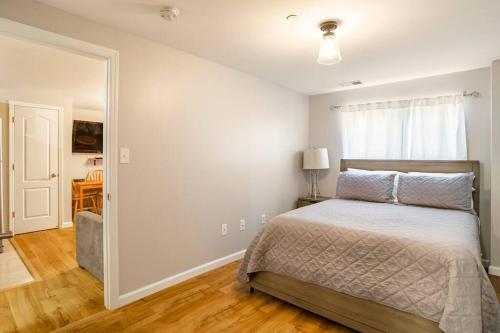 um quarto com uma cama, uma mesa e uma janela em Free Access to Manhattan with Free Parking em Tompkinsville