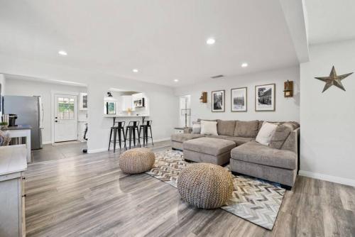 a living room with a couch and a kitchen at Magic Mountain 4 Bedroom 3 Bath Escape Modern Home in Santa Clarita