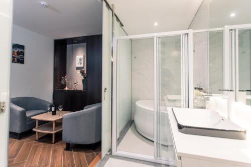 ein Badezimmer mit Badewanne, Toilette und Waschbecken in der Unterkunft Riverside Hotel in Vientiane