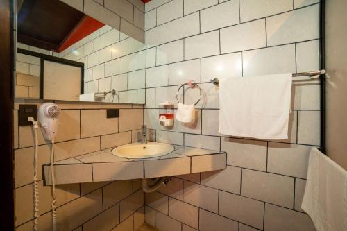 ein Bad mit einem Waschbecken und einem Spiegel in der Unterkunft Villas Paradise in El Castillo de La Fortuna