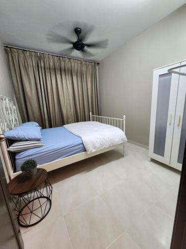 Un dormitorio con una cama y un ventilador de techo. en Ndw appartment. Clean house + NEW furniture, en Kuala Terengganu