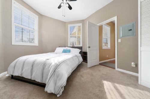 a bedroom with a bed and a ceiling fan at Cozy 1 bdr/1br near downtown in Sacramento
