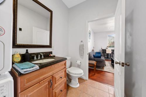 uma casa de banho com um lavatório e um WC em Cozy 1 bdr/1br near downtown em Sacramento