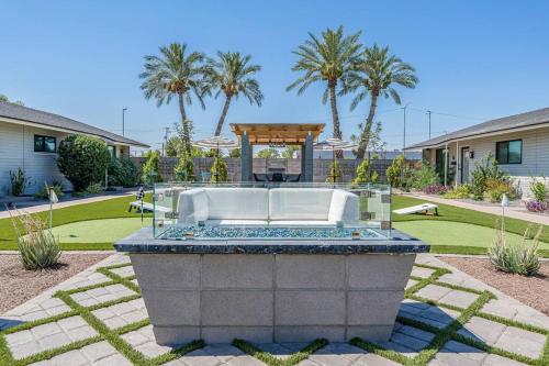 une fontaine au milieu d'une cour avec des palmiers dans l'établissement ASH and KO, à Phoenix