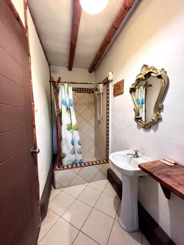 Ένα μπάνιο στο Refugio de Santiago Ecolodge