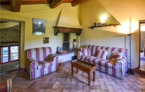 a living room with two couches and a table at Cozy Home In Castiglion Fiorentino in Castiglion Fiorentino