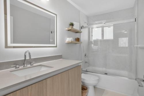 Koupelna v ubytování Sistrunk Shades Villa #5 - New Townhome in Downtown Fort Lauderdale