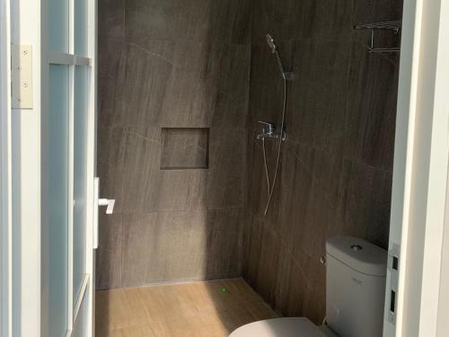 un baño con ducha y WC en Daisha Villa - Batu (Private Pool), en Punten