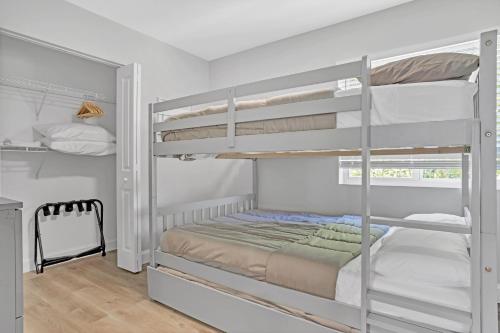 a bedroom with two bunk beds in a room at 30 Guests 3 Identical Brand New Townhomes in Downtown Fort Lauderdale in Fort Lauderdale