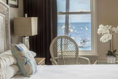 una camera con letto e vista sull'oceano di Hotel Mac Rae ad Avalon