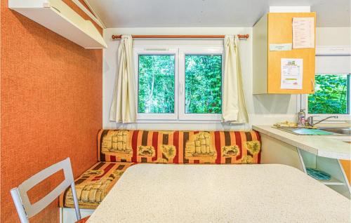 Habitación pequeña con mesa y ventana en Stunning stacaravan In Conques En Rouergues With Outdoor Swimming Pool, en Conques-en-Rouergue