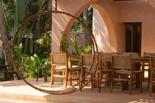 a group of chairs and a table in a restaurant at Casa Liquen in Chacala