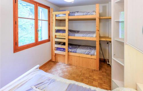 Bunk bed o mga bunk bed sa kuwarto sa Gorgeous Apartment In Orcires With Wifi