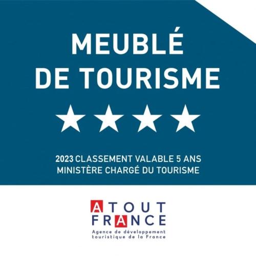 flyer d’événement sur un cadre avent avec un fond bleu et des étoiles blanches dans l'établissement Maison BELIZO, familiale ,calme et reposante., à Vernet