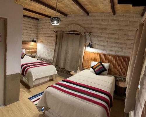 um quarto com duas camas num quarto em HOTEL CASONA DE SAL em Uyuni