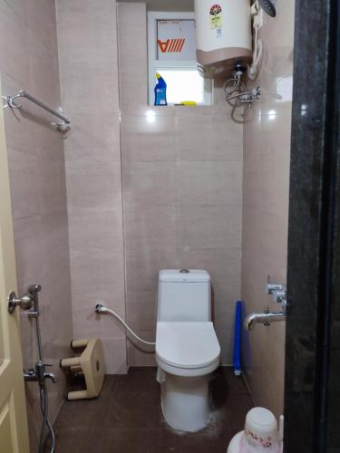 uma pequena casa de banho com WC numa cabina em Rahul guest house em Visakhapatnam