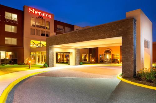 a building with a parking lot in front of it at Sheraton Hartford South in Rocky Hill