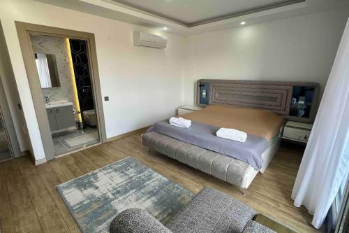 1 dormitorio con cama y sofá en Modern Luxury Villa, en Antalya