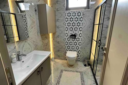 y baño con lavabo y aseo. en Modern Luxury Villa, en Antalya