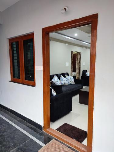 einen Spiegel im Wohnzimmer mit Sofa in der Unterkunft Rahuls castle in Visakhapatnam