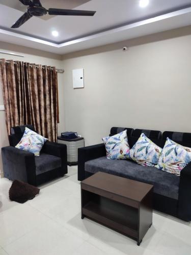 sala de estar con sofá y mesa de centro en Rahuls castle, en Visakhapatnam