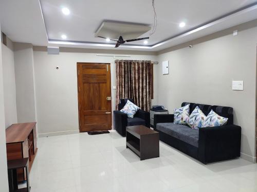 ein Wohnzimmer mit einem Sofa und einem Tisch in der Unterkunft Rahuls castle in Visakhapatnam