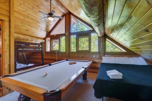 um quarto com uma mesa de bilhar num camarote em LeConte Views cabin em Gatlinburg