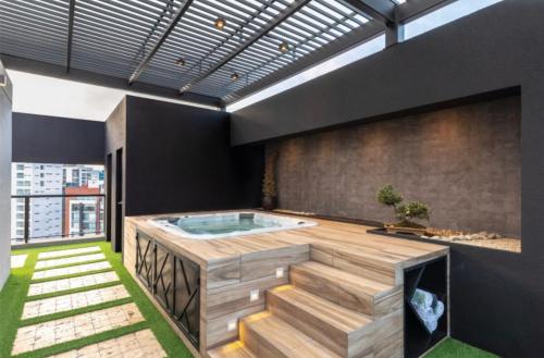 a jacuzzi tub in the middle of a room at Moderno departamento en el mejor sector de Quito in Quito