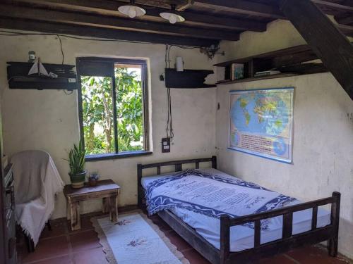 1 dormitorio con 1 cama en una habitación con ventana en Ivy Coffee Farm - Garden House, en Ðưc Trọng