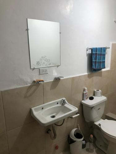 a bathroom with a sink and a toilet at Albergue Camry Backpackers佳美背包客旅馆 in Cuenca