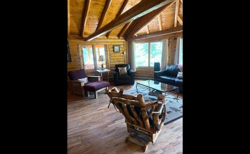 ein Wohnzimmer mit Holzböden und einer Holzdecke in der Unterkunft Mountain Masterpiece by Rocky Mountain Resorts in Allenspark