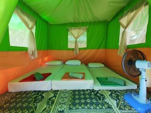 Voodi või voodid majutusasutuse Koh Ngai Camping Restaurant @ Bar toas