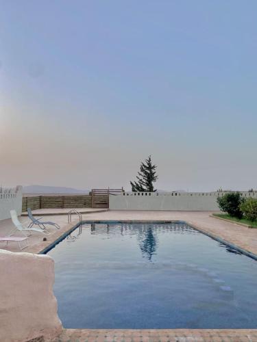 uma grande piscina num quintal em Paradiso Ferme avec 3 chambres 3 grands salons marocains piscine et terrasse فيلا بثلاث غرف نوم وثلاثة صالونات مغربية ومسبح وتراس em Oujda