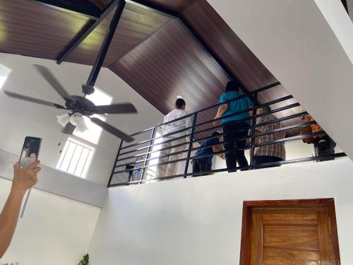 zwei Personen auf der Treppe in einem Haus in der Unterkunft Rakitero holiday home in Infanta