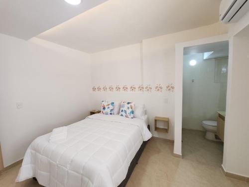 En eller flere senger på et rom på Apartment in Castillogrande