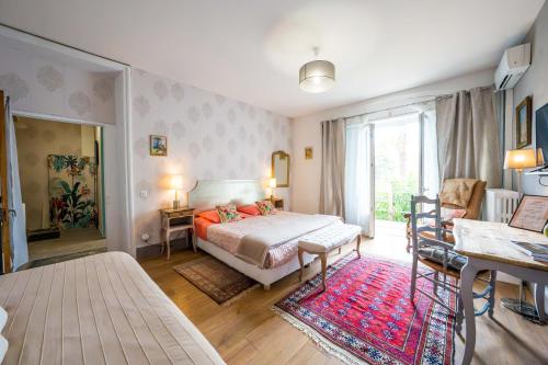 a bedroom with a bed and a living room at La Maison Jaffran, suite en ville in Privas