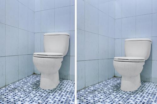 twee foto's van een toilet in een badkamer bij OYO Life 91205 Rindang Guesthouse Syariah in Karawang