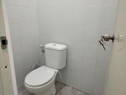 uma casa de banho com um WC branco numa cabina em OYO Life 93054 Th Residence 135 Syariah em Medan