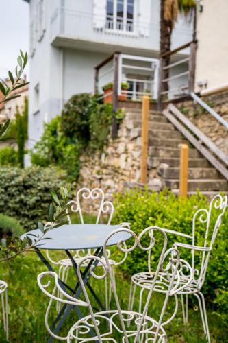 a table and chairs in front of a building at La Maison Jaffran, suite en ville in Privas