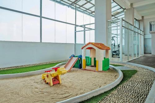 einen Spielbereich für Kinder mit Spielplatz in einem Gebäude in der Unterkunft Collection O 91566 Edurent Bandung in Sayang