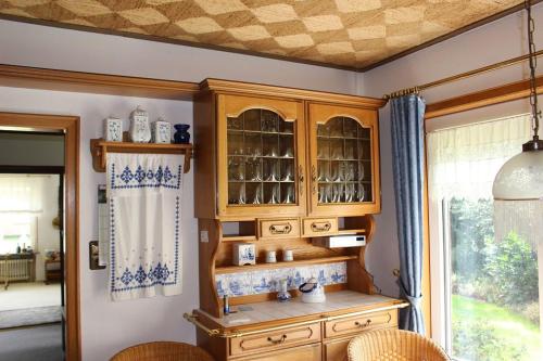 uma cozinha com armários de madeira e uma janela em Haus Leevke em Pewsum