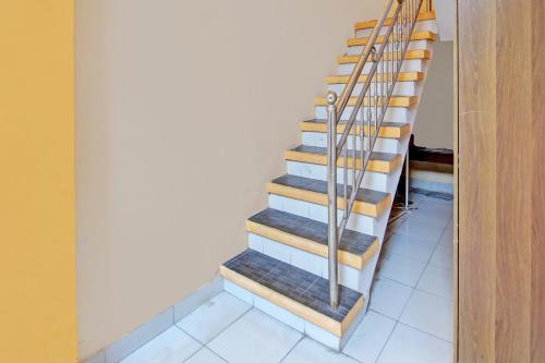 una rampa di scale con corrimano di metallo di OYO Life 92542 Griya Sakinah Syariah a Grobogan