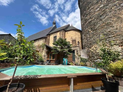 une maison avec piscine devant un immeuble dans l'établissement Le saint Julien au cœur du centre historique de chateaugiron, à Châteaugiron