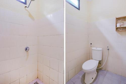 ein Bad mit einem WC und einer Dusche in der Unterkunft OYO Life 90301 Hidden Village Uluwatu in Jimbaran